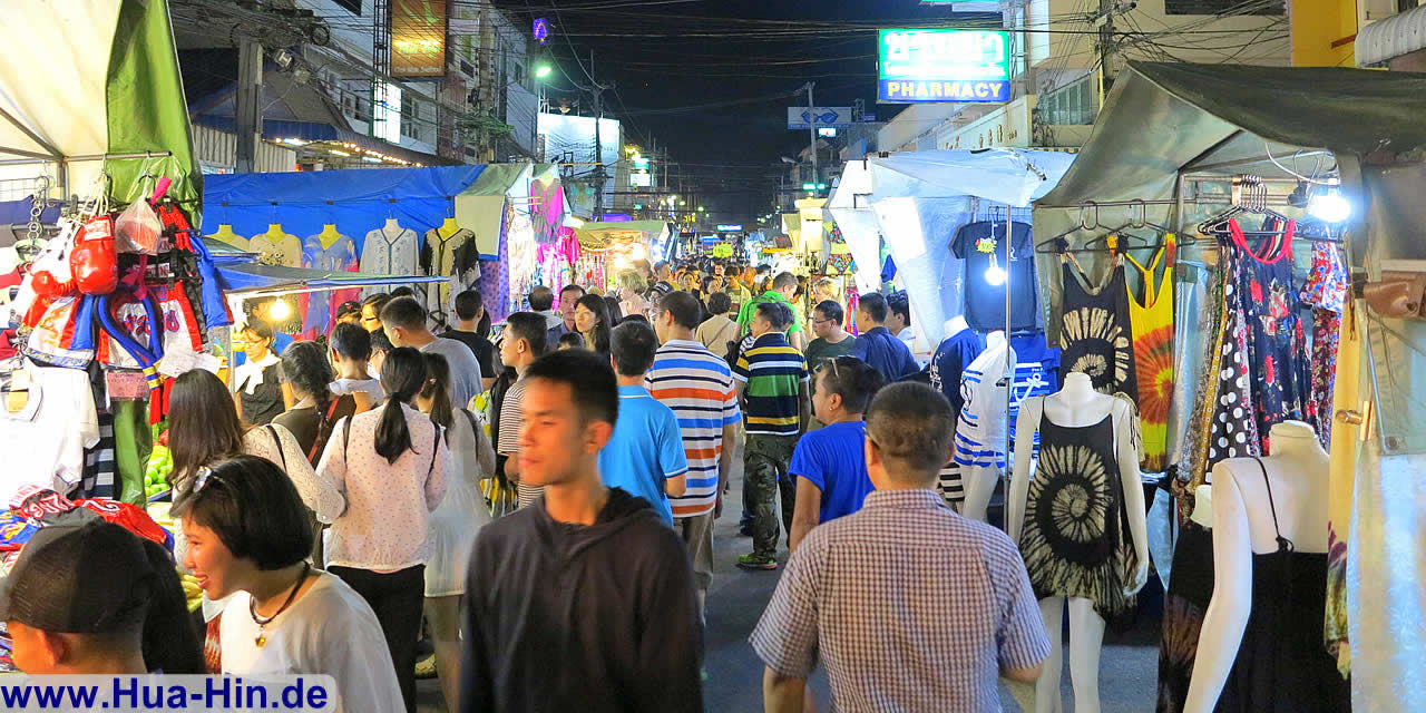 Menschen auf Nachtmarkt Hua Hin