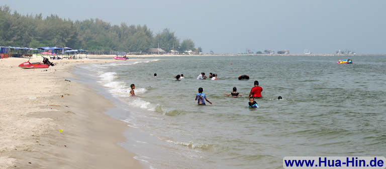 Kinder spielen am Cha-Am Strand