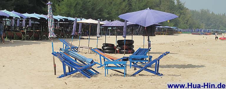 Strandliegen und Sonnenschirme Cha-Am