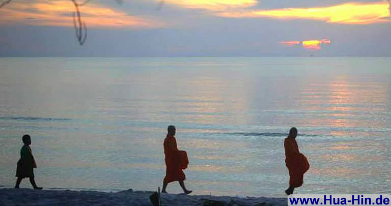Mönche am Strand von Hua Hin